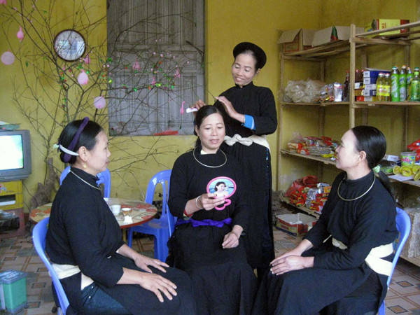 Phụ nữ Tày trang điểm chuẩn bị đi hội. Phụ nữ Tày trang điểm chuẩn bị đi hội