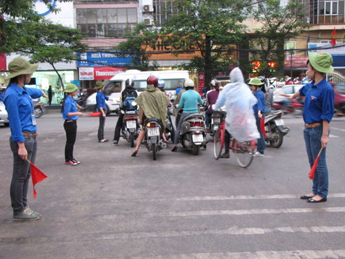 Đội điều tiết giao thông có nhiều bạn nữ. Ảnh: Lãng Phong