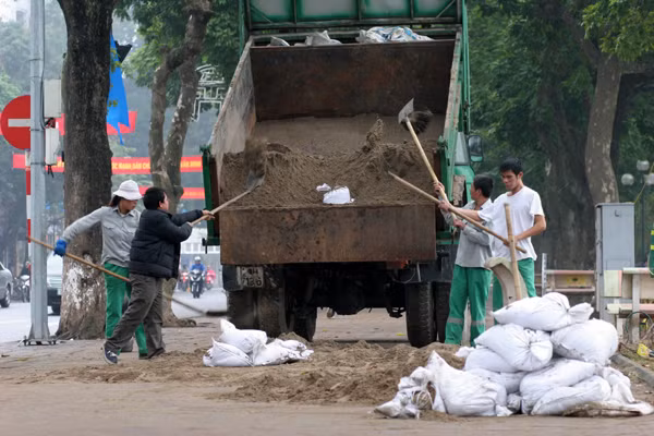 Công tác thu dọn gặp nhiều khó khăn hơn do trời mưa phun