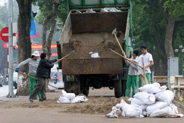 Công tác thu dọn gặp nhiều khó khăn hơn do trời mưa phun