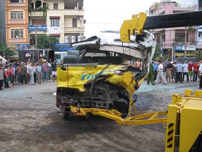 Vụ tai nạn xe buýt tại Hà Đông khiến nhiều người bị thương. Ảnh: Đình Thắng