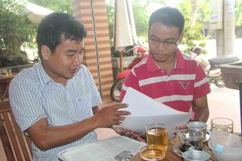 Sau 5 năm du học, trở về quê nhà, anh Lê Văn Hậu (phải) vẫn đang thất nghiệp Ảnh: Trần Thường