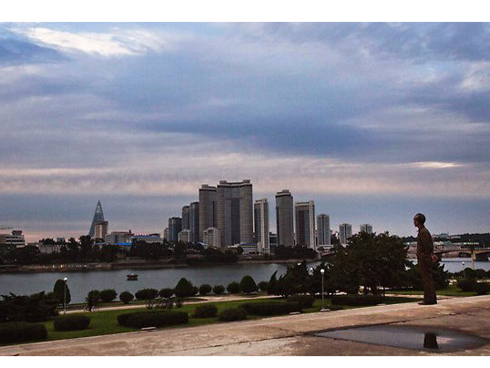 Một người đàn ông nhìn xa xăm bên bờ sông ở trung tâm Bình Nhưỡng