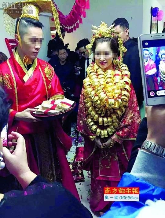 Lóa mắt với cô dâu đeo vàng trĩu cổ trong lễ cưới ảnh 1