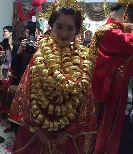 Lóa mắt với cô dâu đeo vàng trĩu cổ trong lễ cưới ảnh 2