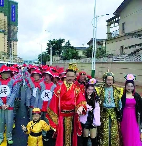 Lóa mắt với cô dâu đeo vàng trĩu cổ trong lễ cưới ảnh 6