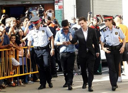 Đám đông reo hò gọi tên Messi