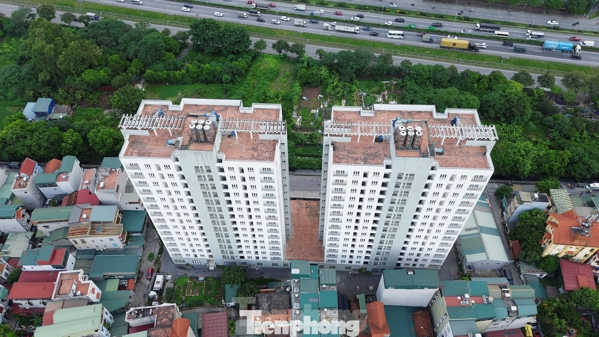 2 tòa nhà TĐC cư cao 15 tầng với gần 200 căn hộ trên đường Khuyến Lương (phường Trần Phú, quận Hoàng Mai đã xây xong phần thô và bỏ hoang không có người ở nhiều năm qua.