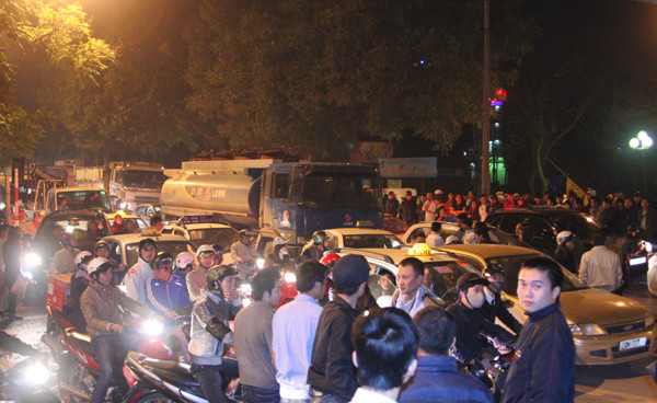 Đường Láng bị ùn ứ vì do nhiều người dân và phương tiện hiếu kì