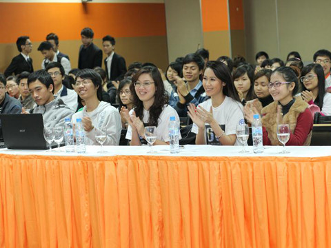 Trong khi Thanh Lam khá cầu kì trong ăn mặc thì Dương Thùy Linh giản dị với chiếc áo phông trắng in hình logo của Giờ trái đất 2012