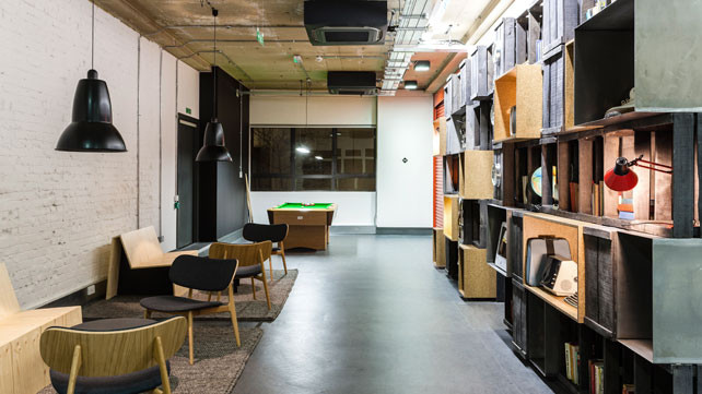 Bàn ghế bên ngoài hành lang của mỗi tầng