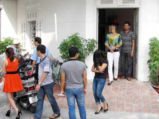 Ba gái bán dâm (má mì Phú mặc quần trắng)bị đưa về trụ sở công an. Ba gái bán dâm (má mì Phú mặc quần trắng)bị đưa về trụ sở công an