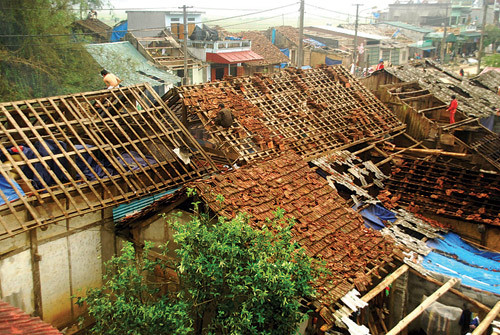 Mưa đá phá hỏng nhà cửa của người dân H.Mường Khương - Ảnh: Thanh Hồng (chụp ngày 30/3). Mưa đá phá hỏng nhà cửa của người dân H.Mường Khương - Ảnh: Thanh Hồng (chụp ngày 30.3)