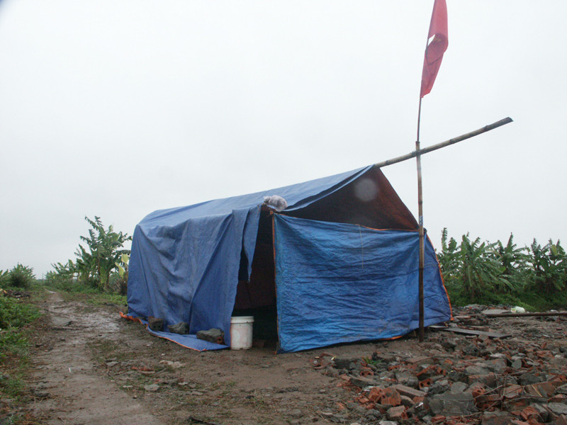 Khung lều, cờ Tổ quốc và bàn thờ bị lấy và ném đi mất