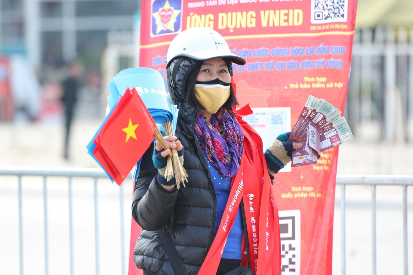 Trước trận đội tuyển Việt Nam vs Nhật Bản: Hà Nội rực sắc đỏ ảnh 49