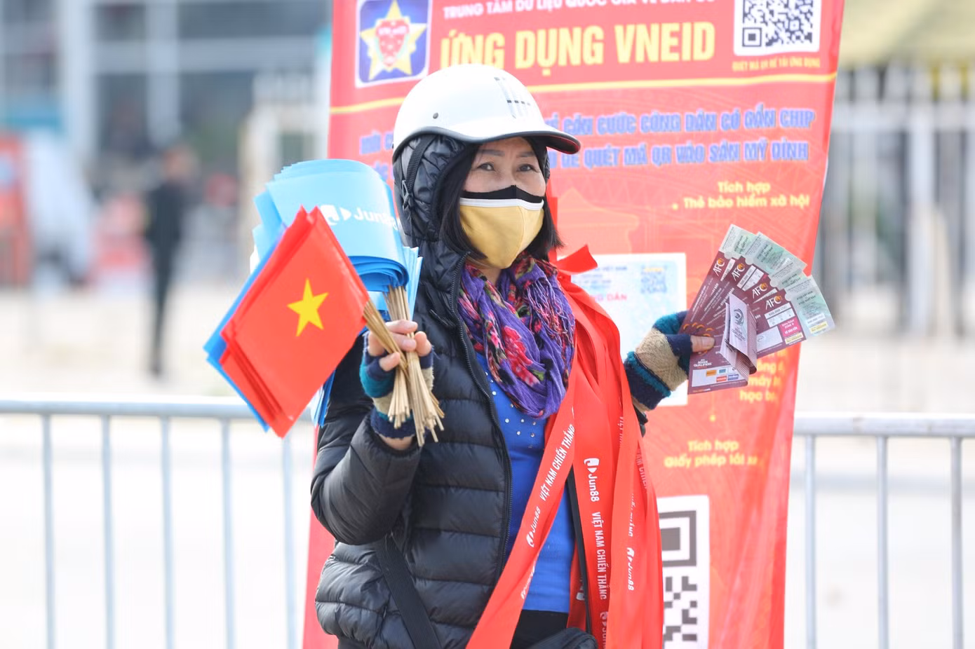 Trước trận đội tuyển Việt Nam vs Nhật Bản: Hà Nội rực sắc đỏ ảnh 49