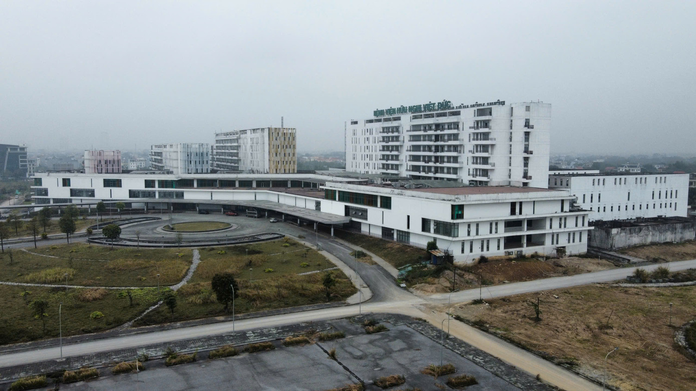 Điều đáng nói, theo ghi nhận của PV Tiền Phong, hàng chục căn shophouse HJC Liêm Tuyền nằm cạnh Bệnh viện Việt Đức cơ sở 2 tại Hà Nam cũng chung số phận bỏ hoang, không bóng người nhiều năm nay.