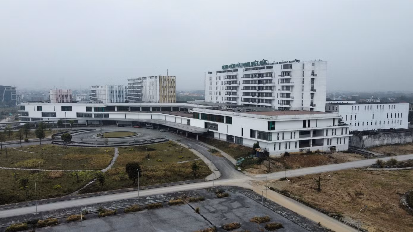 Điều đáng nói, theo ghi nhận của PV Tiền Phong, hàng chục căn shophouse HJC Liêm Tuyền nằm cạnh Bệnh viện Việt Đức cơ sở 2 tại Hà Nam cũng chung số phận bỏ hoang, không bóng người nhiều năm nay.