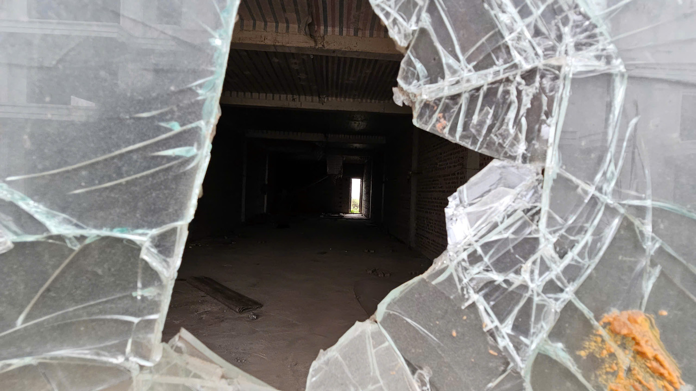 Cảnh nhếch nhác, mất mỹ quan đô thị tại khu liền kề với giá cả chục tỷ đồng/căn.