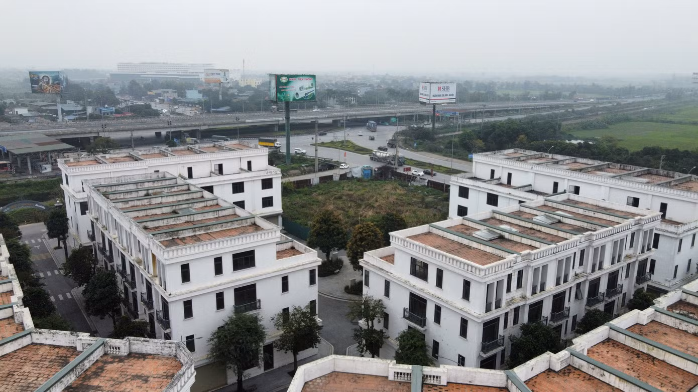 Điều đáng nói, theo ghi nhận của PV Tiền Phong, hàng chục căn shophouse HJC Liêm Tuyền nằm cạnh Bệnh viện Việt Đức cơ sở 2 tại Hà Nam cũng chung số phận bỏ hoang, không bóng người nhiều năm nay.