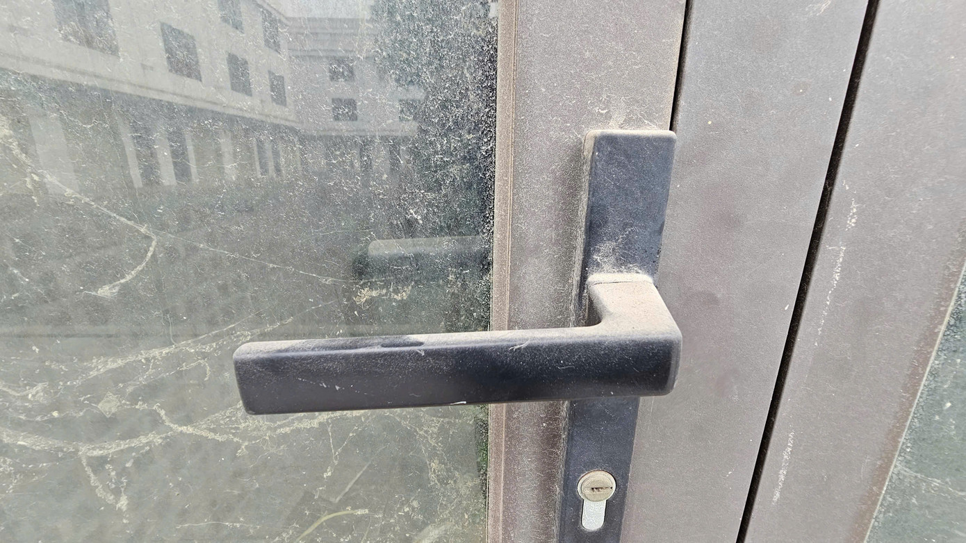 Do bỏ không nhiều năm, các căn shophouse HJC Liêm Tuyền có dấu hiệu xuống cấp.