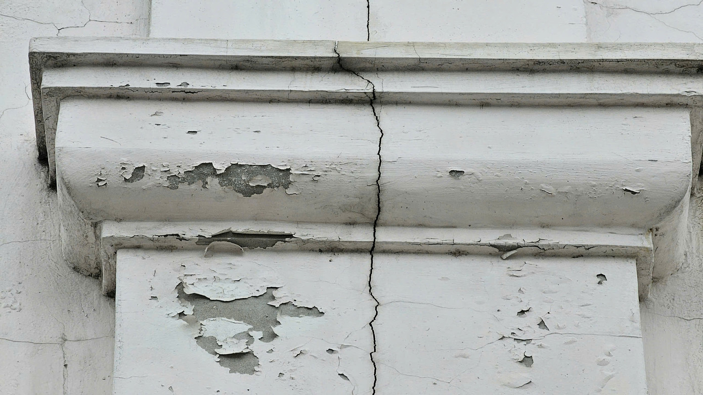 Do bỏ không nhiều năm, các căn shophouse HJC Liêm Tuyền có dấu hiệu xuống cấp.