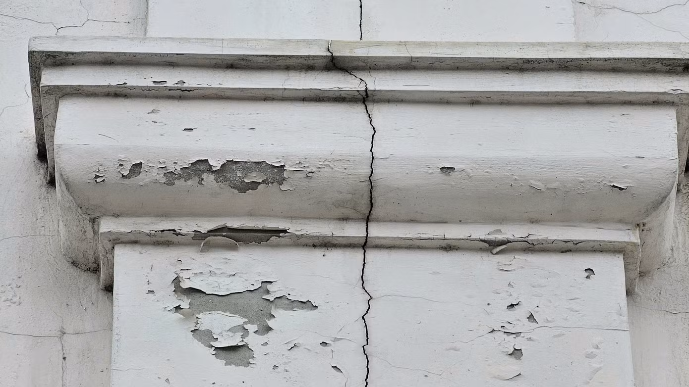 Do bỏ không nhiều năm, các căn shophouse HJC Liêm Tuyền có dấu hiệu xuống cấp.