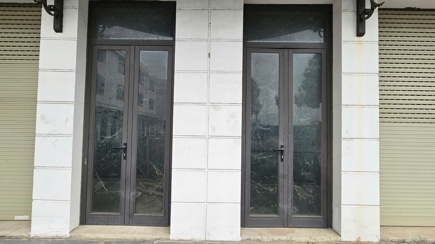 Do bỏ không nhiều năm, các căn shophouse HJC Liêm Tuyền có dấu hiệu xuống cấp.