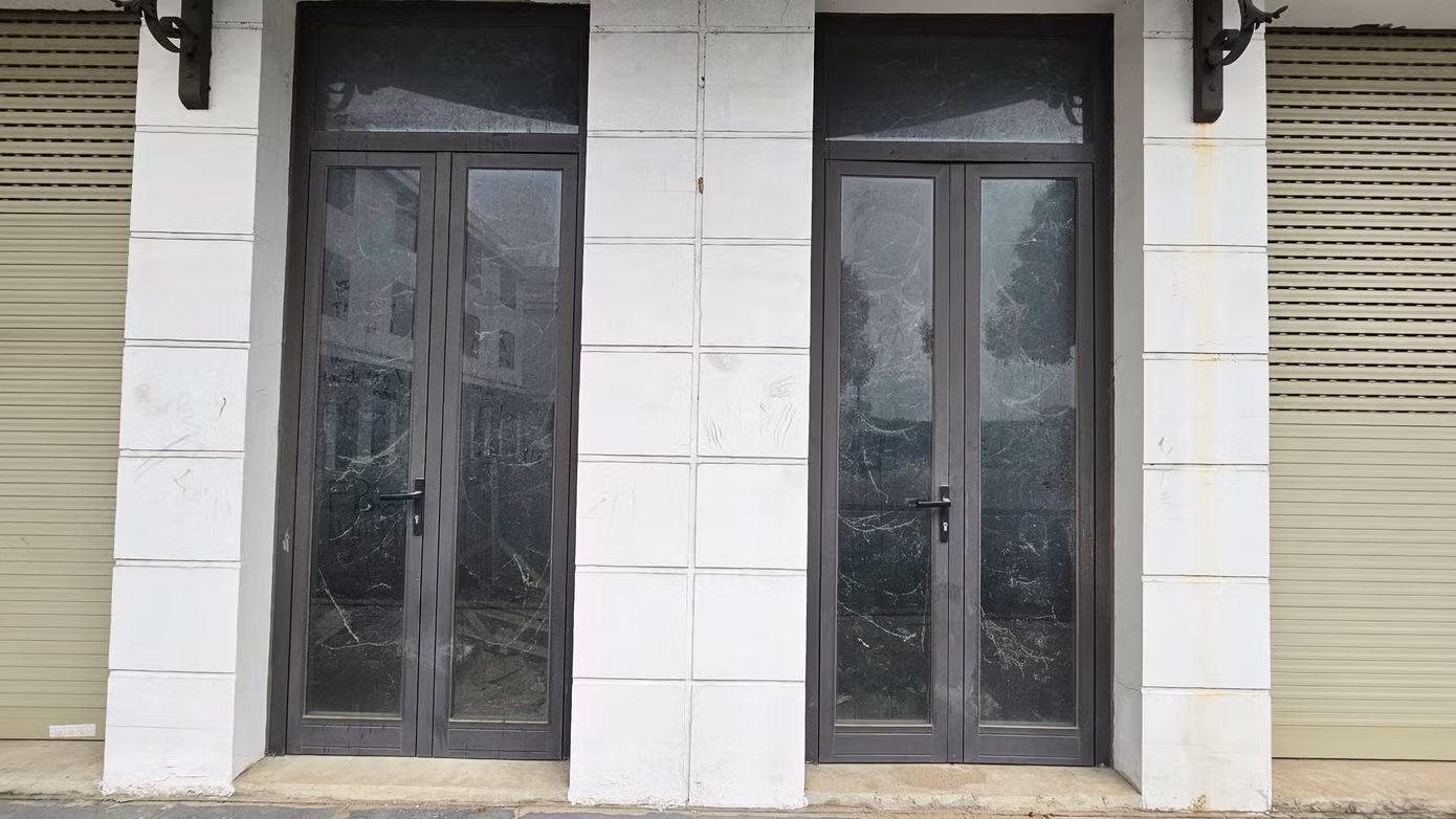 Do bỏ không nhiều năm, các căn shophouse HJC Liêm Tuyền có dấu hiệu xuống cấp.