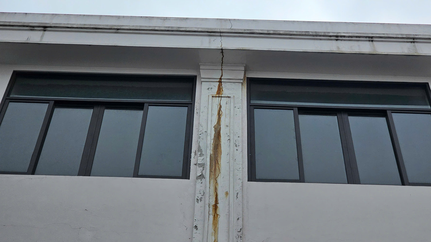 Do bỏ không nhiều năm, các căn shophouse HJC Liêm Tuyền có dấu hiệu xuống cấp.