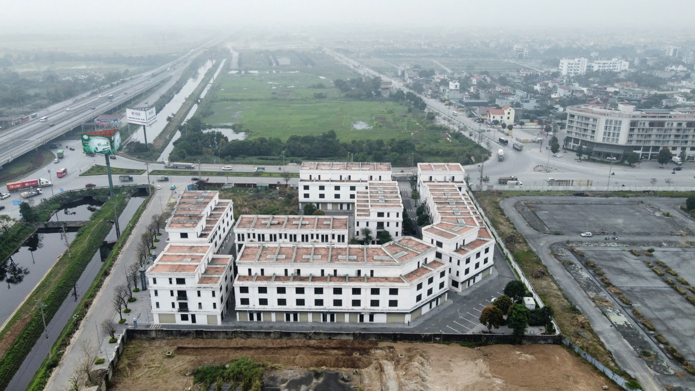 Dự án tổ hợp khách sạn và nhà phố thương mại Liêm Tuyền (tên thương mại shophouse HJC Liêm Tuyền) có vị trí đắc địa cạnh nút giao Liêm Tuyền, cạnh Bệnh viện Việt Đức cơ sở 2 và bến xe Hà Nam (TP Phủ Lý, Hà Nam) do Công ty CP Tập đoàn đầu tư xây dựng HJC làm chủ đầu tư.