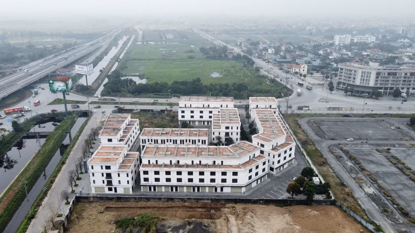 Dự án tổ hợp khách sạn và nhà phố thương mại Liêm Tuyền (tên thương mại shophouse HJC Liêm Tuyền) có vị trí đắc địa cạnh nút giao Liêm Tuyền, cạnh Bệnh viện Việt Đức cơ sở 2 và bến xe Hà Nam (TP Phủ Lý, Hà Nam) do Công ty CP Tập đoàn đầu tư xây dựng HJC làm chủ đầu tư.