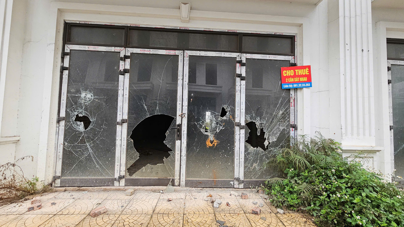 Cảnh nhếch nhác, mất mỹ quan đô thị tại khu liền kề với giá cả chục tỷ đồng/căn.