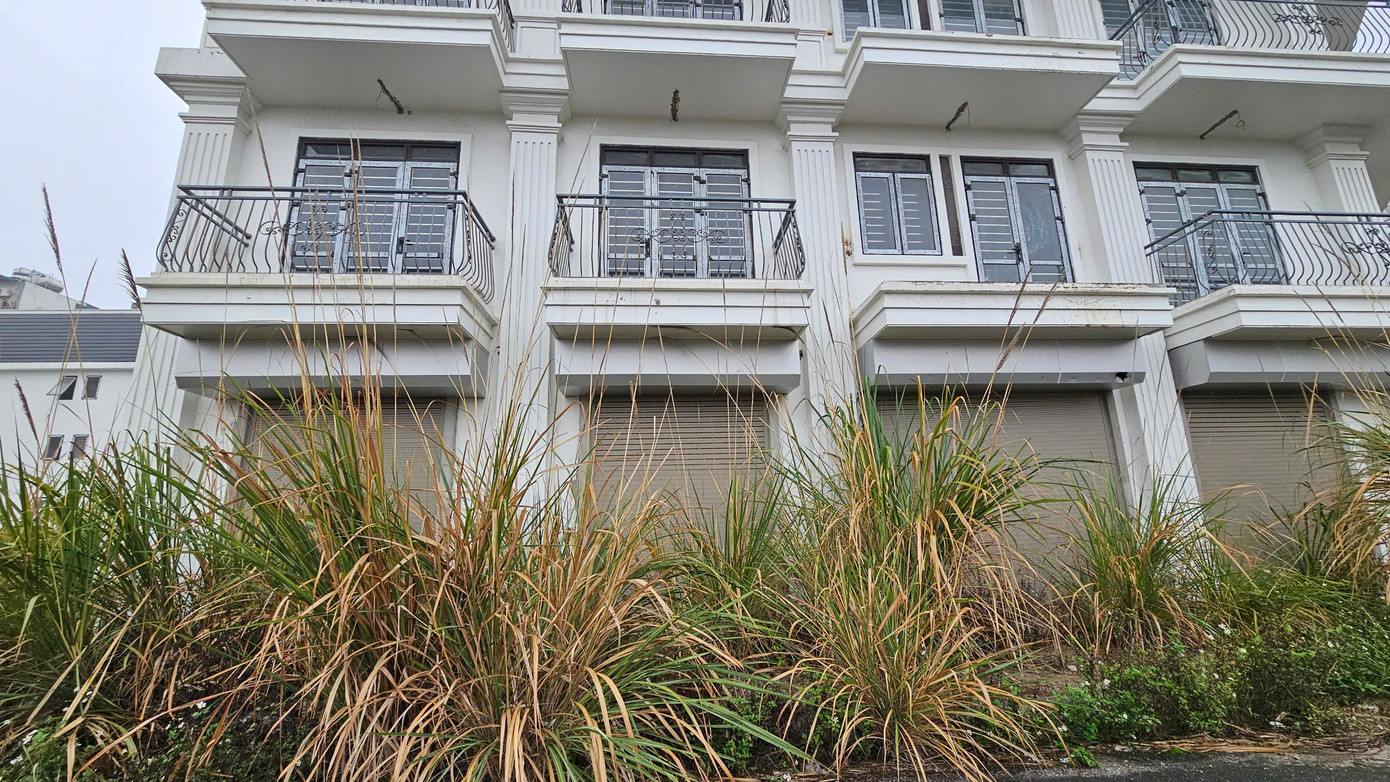 Cách dự án shophouse HJC Liêm Tuyền khoảng 500m một khu liền kề khác nằm trên đường Lê Duẩn (TP Phủ Lý) cũng trong tình trạng tương tự, khi nhiều căn liền kề tại đây bị bỏ hoang, cỏ dại mọc um tùm.