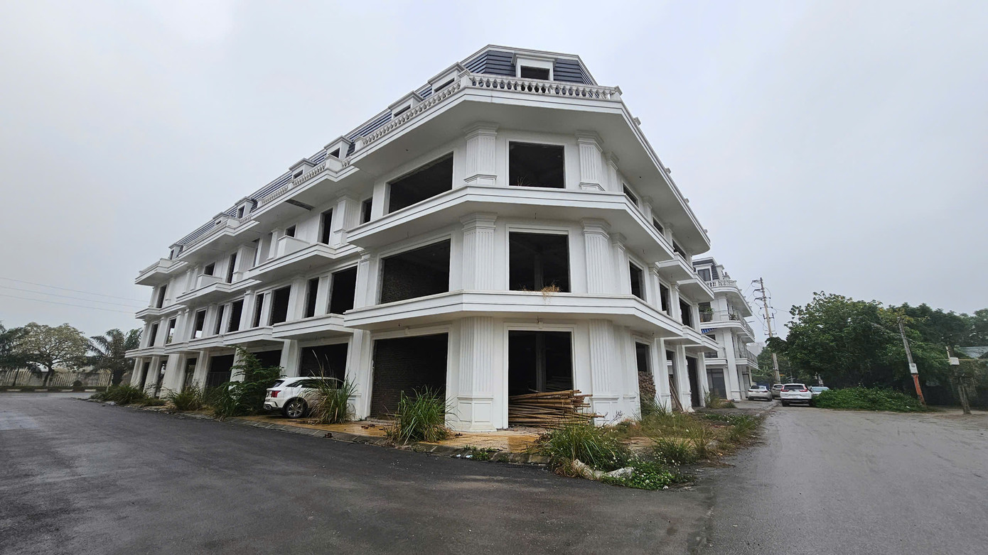Cách dự án shophouse HJC Liêm Tuyền khoảng 500m một khu liền kề khác nằm trên đường Lê Duẩn (TP Phủ Lý) cũng trong tình trạng tương tự, khi nhiều căn liền kề tại đây bị bỏ hoang, cỏ dại mọc um tùm.