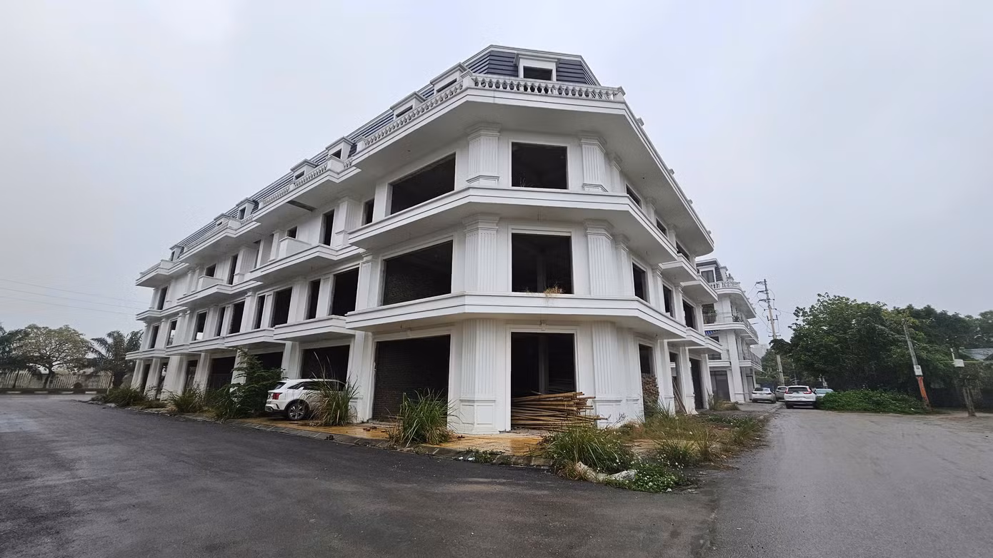 Cách dự án shophouse HJC Liêm Tuyền khoảng 500m một khu liền kề khác nằm trên đường Lê Duẩn (TP Phủ Lý) cũng trong tình trạng tương tự, khi nhiều căn liền kề tại đây bị bỏ hoang, cỏ dại mọc um tùm.