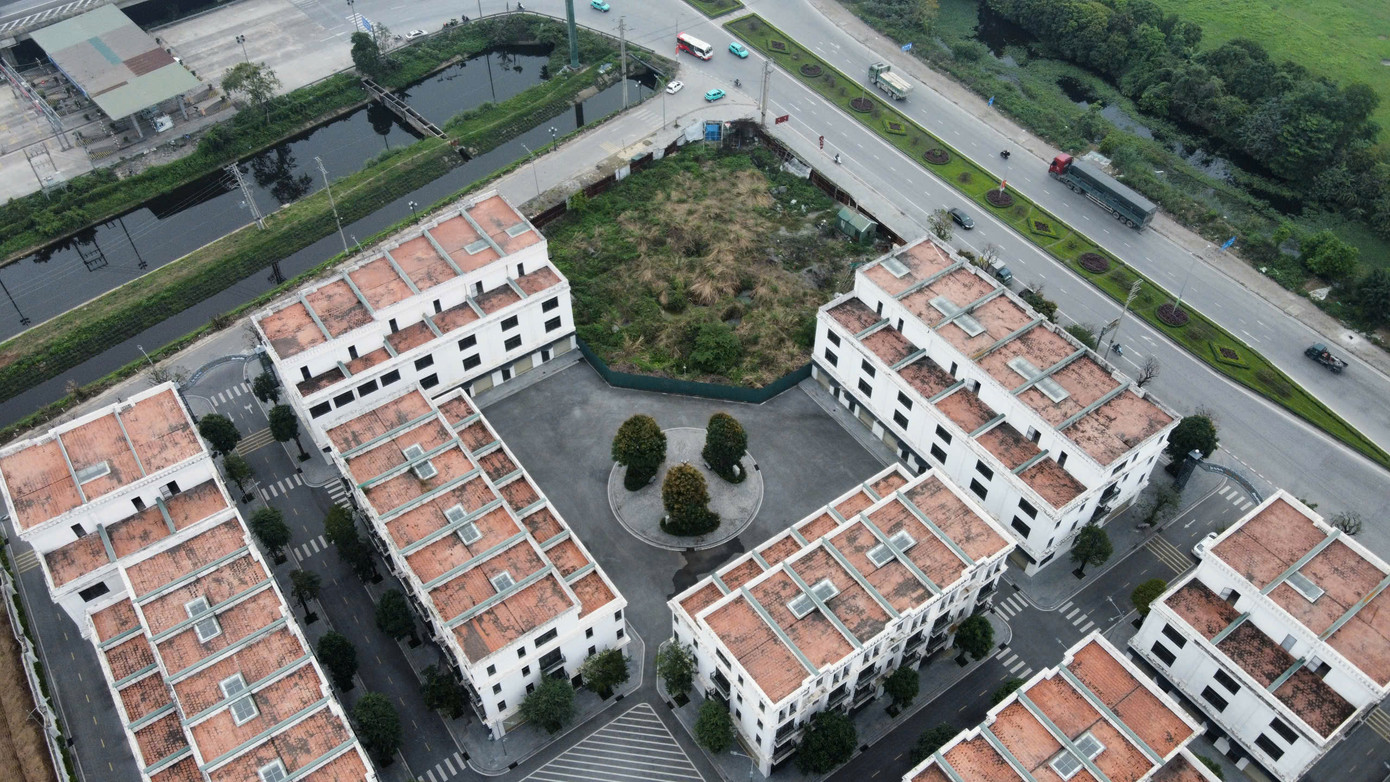 Tuy nhiên, tòa khách sạn 18 tầng tại khu đất dự án vẫn chưa được triển khai xây dựng, quây tôn "trồng cỏ".