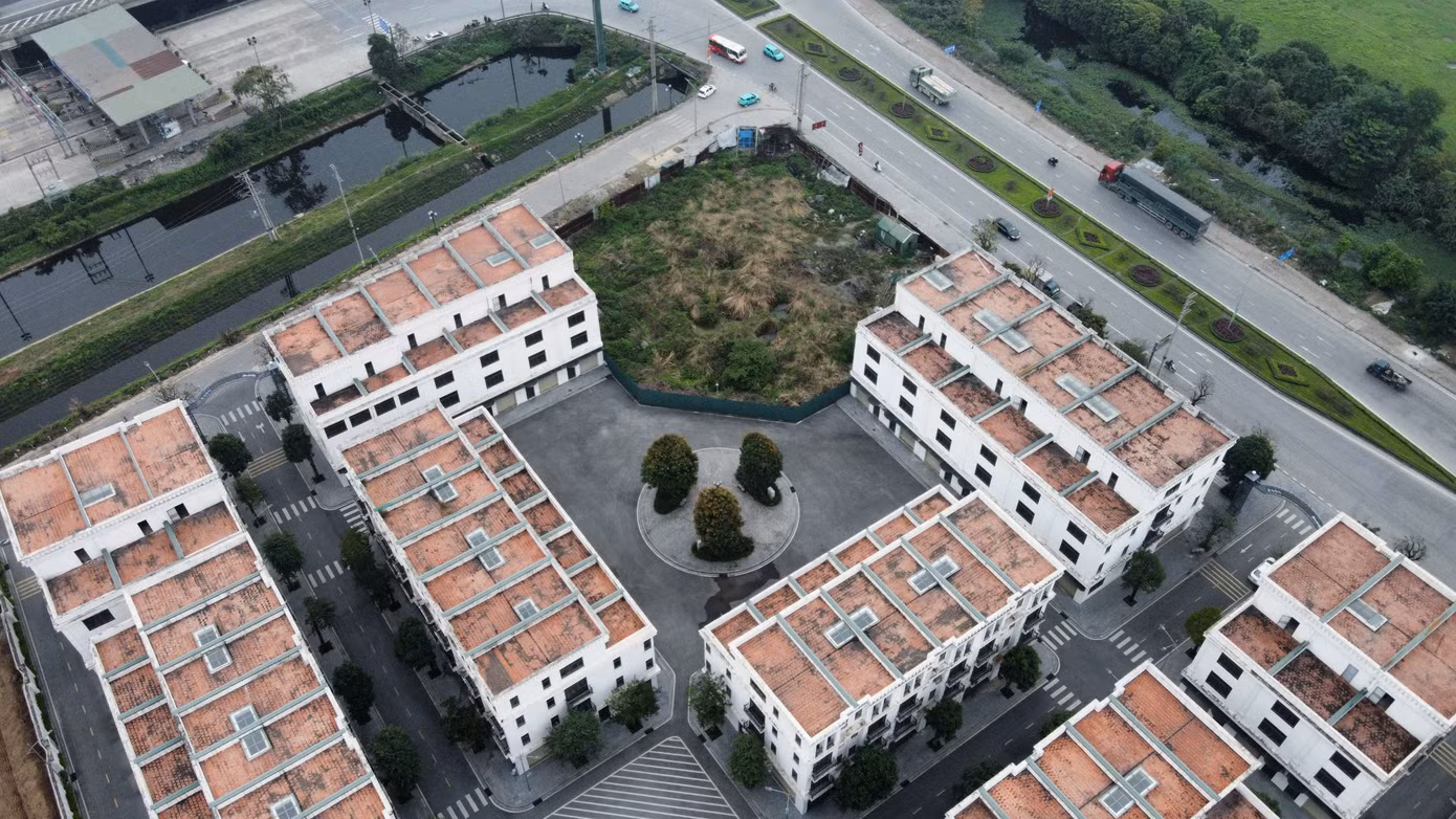 Tuy nhiên, tòa khách sạn 18 tầng tại khu đất dự án vẫn chưa được triển khai xây dựng, quây tôn "trồng cỏ".