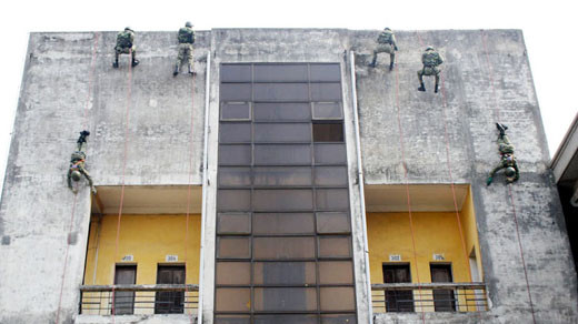 Đoàn đặc công biệt động 1 luyện tập chống khủng bố. 