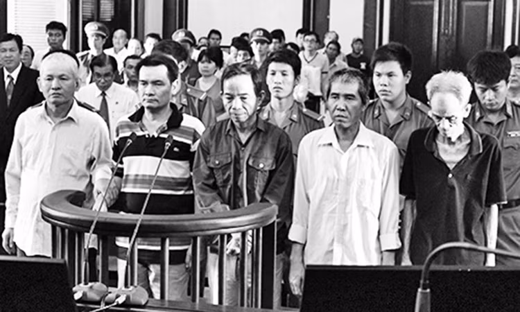 Các bị cáo đứng nghe tuyên án