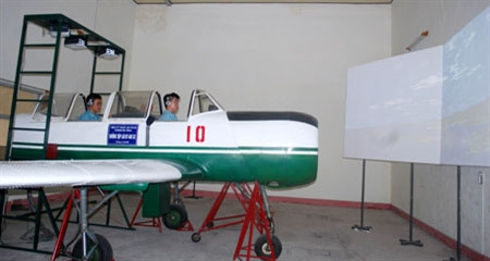 Đối với các học viên, huấn luyện trên buồng tập lái, hay còn gọi là bay buồng tập, sẽ giúp họ làm quen với bài bay trước khi cùng Iak-52 vút lên bầu trời