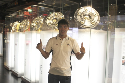 Chụp hình lưu niệm bên cạnh những chiếc đĩa bạc Bayern giành được