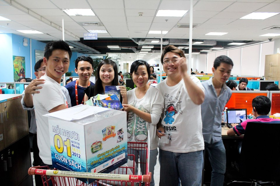 Các bạn trẻ hào hứng với việc Góp sách cho Trường Sa. Các bạn trẻ hào hứng với chương trình 'Góp sách cho Trường Sa'