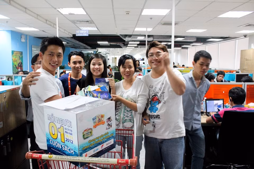 Các bạn trẻ hào hứng với chương trình 'Góp sách cho Trường Sa'