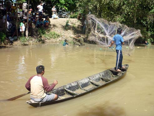 Người dân xã Tân Kiều dùng lưới tìm bắt cá “lạ” ngày 13-8 nhưng không có kết quả. Ảnh: Ngọc Tài