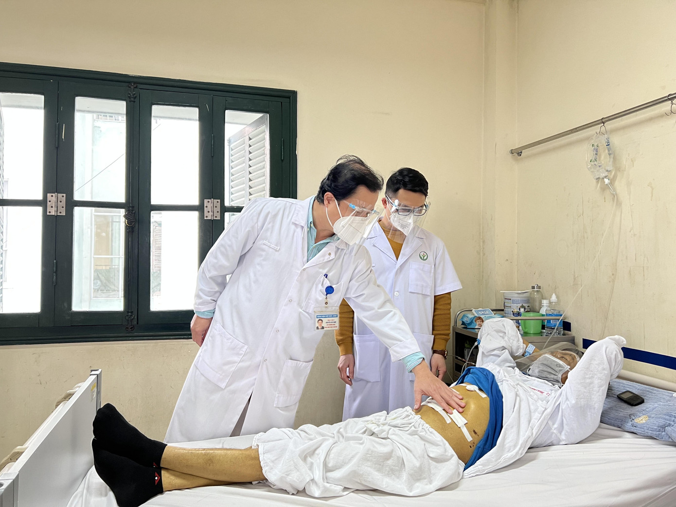 TS.BS Nguyễn Hải Nam khám lại cho người bệnh. Ảnh: BV cung cấp