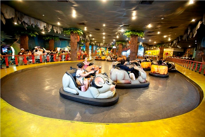 khách thử tài chinh phục “tay lái lụa” qua trò chơi xe điện đụng 