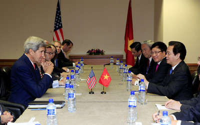 Thủ tướng Nguyễn Tấn Dũng với Ngoại trưởng J. Kerry, đại diện Tổng thống Hoa Kỳ tại ASEAN 23. Ảnh: Đức tám