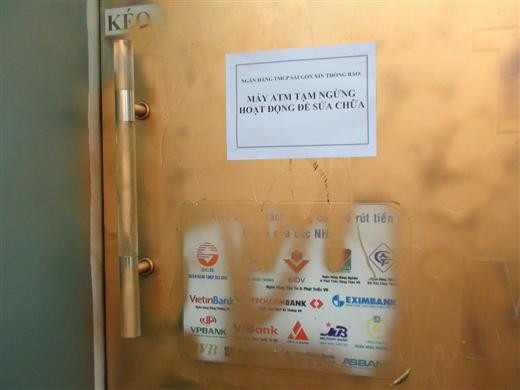 Lúc đầu là sơn kín cửa kính...