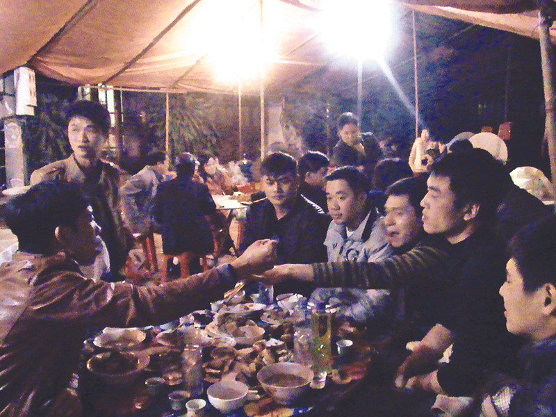 Thanh niên Tày lày cỏ trong đám cướiư. Ảnh: Vũ Tiệp (Báo Cao Bằng) 